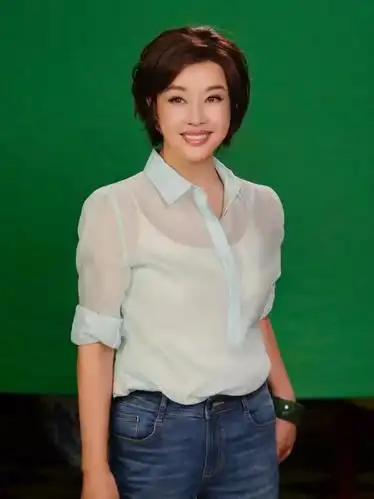 刘晓庆短发现身访谈节目清爽干练瞬间年轻20岁