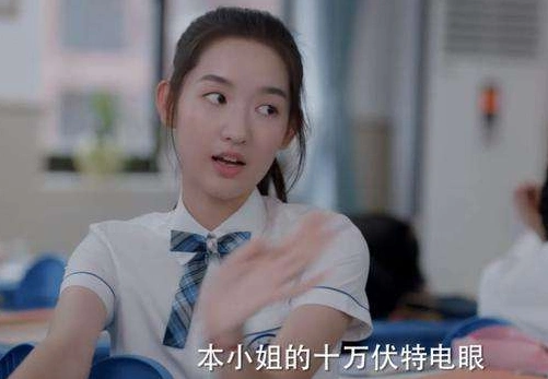 还记得《少年派》中的邓小琪嘛?如今留刘海造型,是心动的感觉!