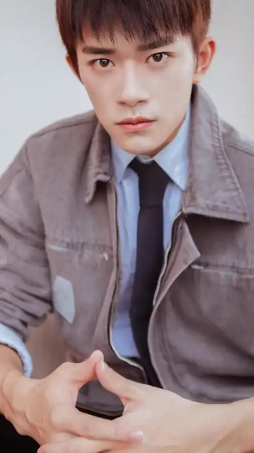 易烊千玺帅气阳光迷人写真