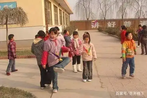 八零后的农村孩们,还记得在童年的玩具和那些嬉笑打闹的岁月吗?