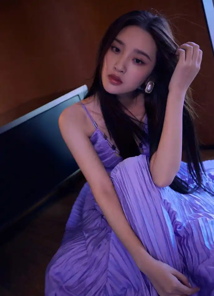 唐艺昕长发飘飘好迷人