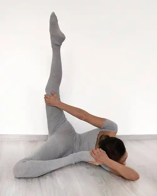 徐璐最新美照曝光身穿一条红色抹胸长裙尽显锁骨动人曲线