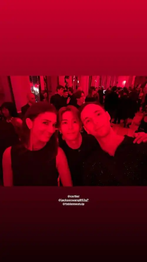 王嘉尔在巴黎穿了唐装