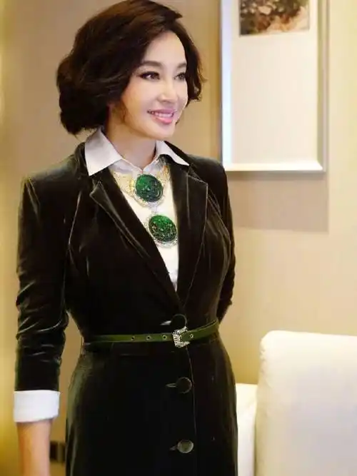 原创73岁刘晓庆同框69岁潘虹一个塑料脸好减龄一个自然老去真优雅