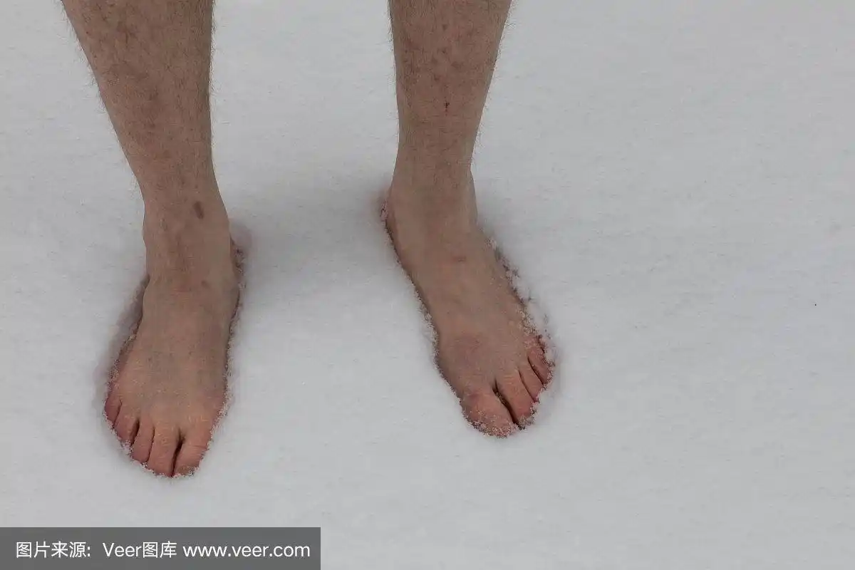 光着脚在雪地里