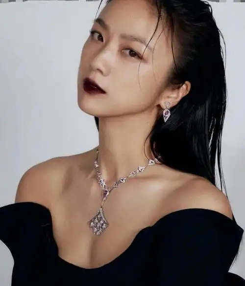 汤唯新杂志造型太撩人!穿吊带秀事业线,美得有点过分