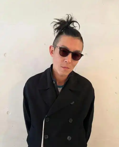 今年已经43岁的陈冠希状态保持得挺好的无论是潮流的丸子头扎发发型