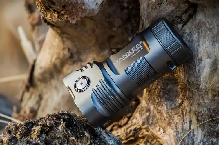 白昼呼之即来,光明如影随形:漫客mk34ii手电筒身与灯头呼应,铣有三个