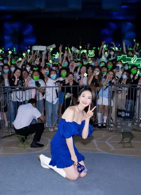 宋茜跪地和粉丝合影穿抹胸裙仍不忘秀腿身材比例确实惊艳