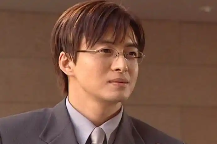 早在他2001年出道演电视剧之前,韩剧里的男主都是如《蓝色生死恋》里