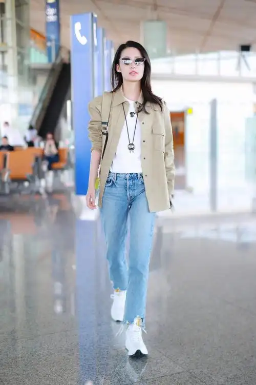 1/ 12 2019年4月14日,北京,李沁现身机场.