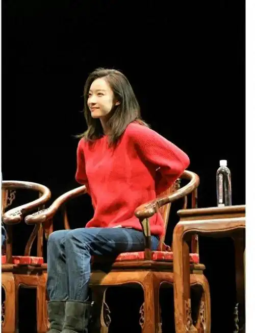 喜欢毛衣的人有福了!秋天跟着倪妮的思路选,单穿叠搭全搞定