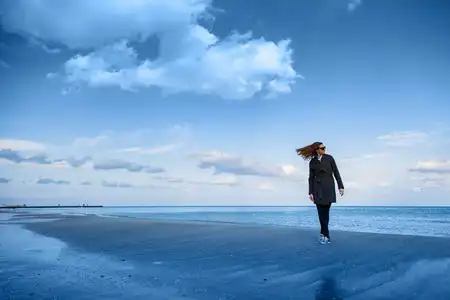 有云的广阔天空.人与自然和谐,自由观.照片