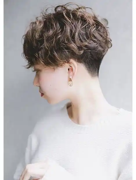 纹理烫通过特殊的烫发技术,为短直发增添层次感和动感,让发型更富有