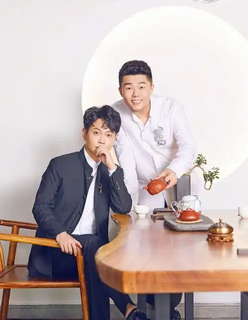 孟鹤堂周九良最新杂志封面如古时书生孟鹤堂很仙气周九良很佛系