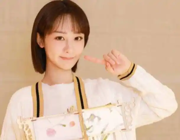 原创杨紫新节目定妆照梳两个羊角辫叉腰嘟嘴卖萌28岁扮可爱毫无违和感