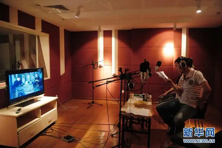 体验着来到配音间体验影视配音.新华网发 李欣 摄