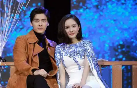 李易峰和杨幂的合照,正襟危坐,很是绅士的呢!