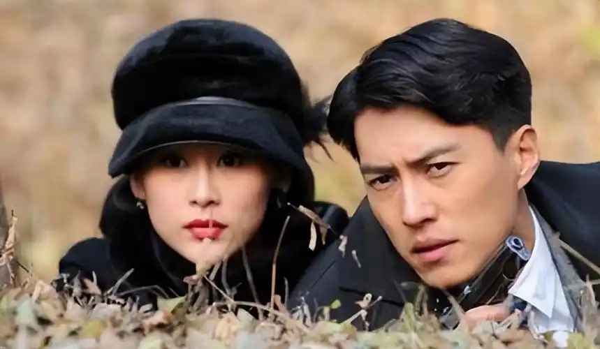 靳东一生中爱过的三个女人,兜兜转转,最后还是娶了二婚的她