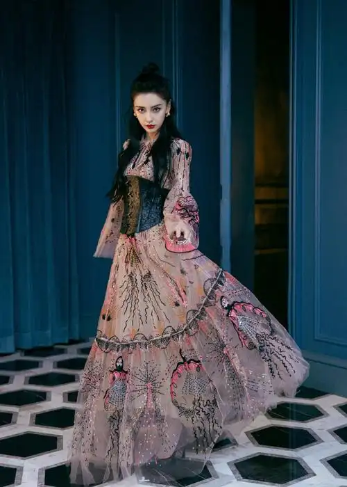 baby红毯照太美礼服满是褶也难挡高级难怪晓明哥宠