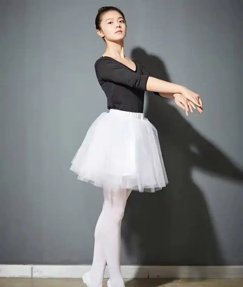 赵今麦穿白色丝袜,搭配上一身紧身的天鹅舞裙,迷人的身材曲线