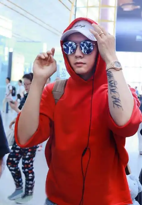 陈伟霆纹身图明星手臂上黑色的英文纹身图片