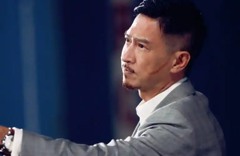 56岁张家辉低调出街,短袖人字拖太接地气,身家上亿却十分节俭