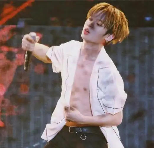 这张照片可以看到蔡徐坤的腹肌.