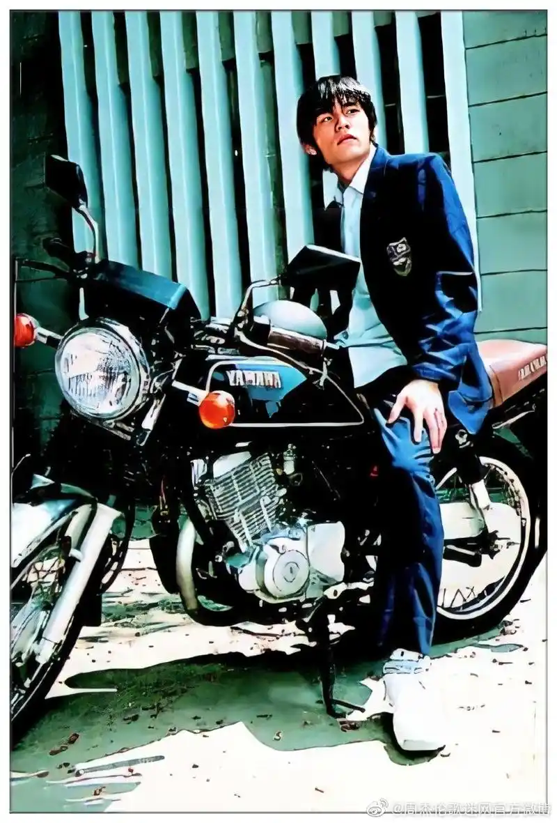 周杰伦珍贵老照片,每一张都很好看