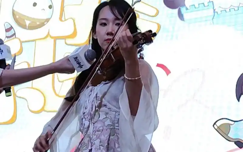 优菈cv 子音现场小提琴 前排直拍!(附:开头 问答)