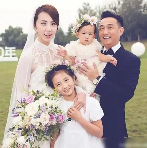 孙莉晒照纪念多妹掉的第一颗牙,调皮龇牙越来越像爸爸黄磊