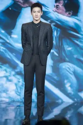 硬朗小生杨洋一身西装是真的帅!