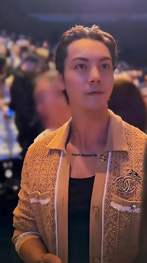 香奈儿深圳大秀##陈伟霆驼色开衫造型