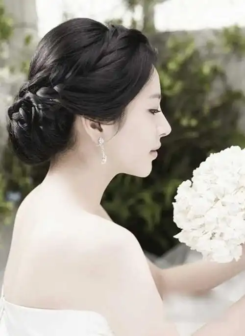 秋季韩式盘发六:优雅新娘盘发