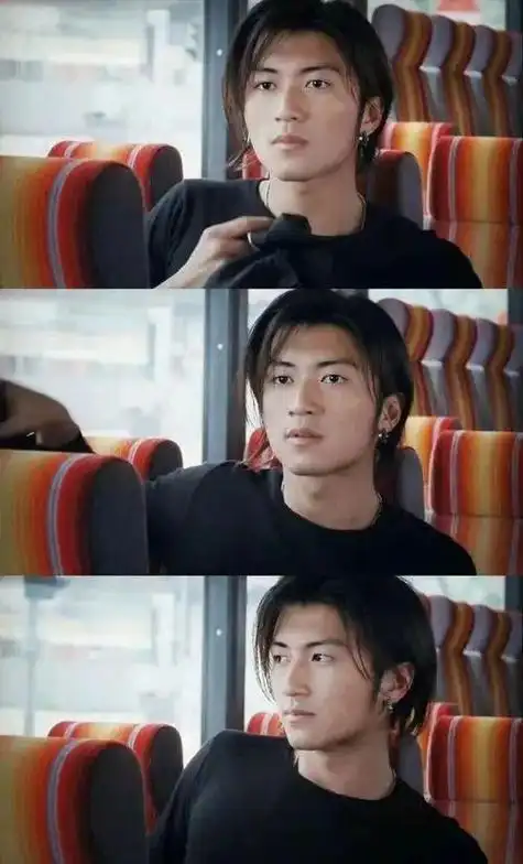 1999年,19岁的谢霆锋在演唱会上,砸了自己的天价吉他