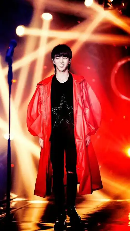 那些在长沙的经典红衣战袍#华晨宇 十年后的长沙又下雨了##华晨宇火星