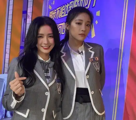 原创蔡卓宜参加非日常派对晒婧妹们合照太有回忆了