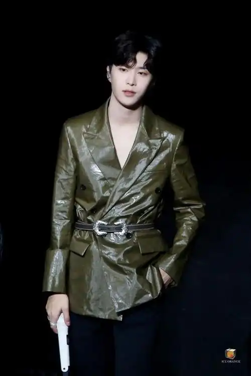 范丞丞爱奇艺尖叫之夜新歌首唱《快乐很简单》推开烦恼拥抱快乐