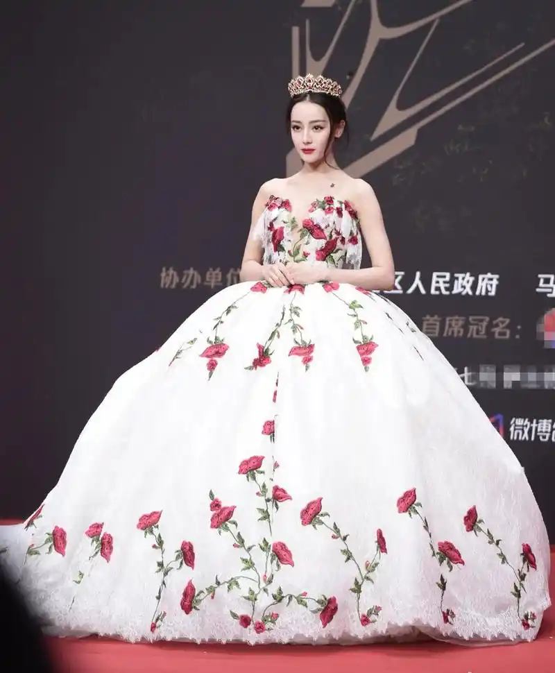 迪丽热巴果然是"天生尤物"!从婚纱礼服到吊带裙,尽显女人魅力