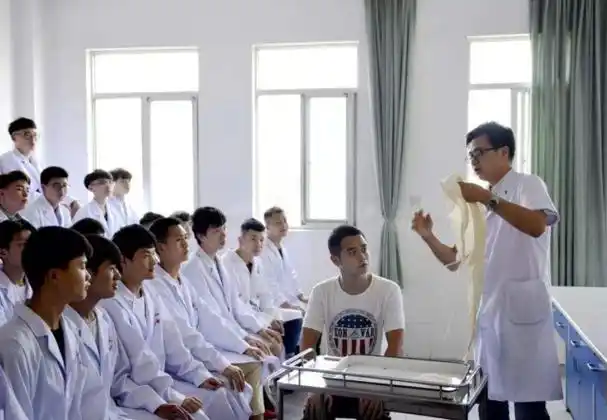 一是临床医学类专业社会需求高,临床医学专业主要培养的是临床医生