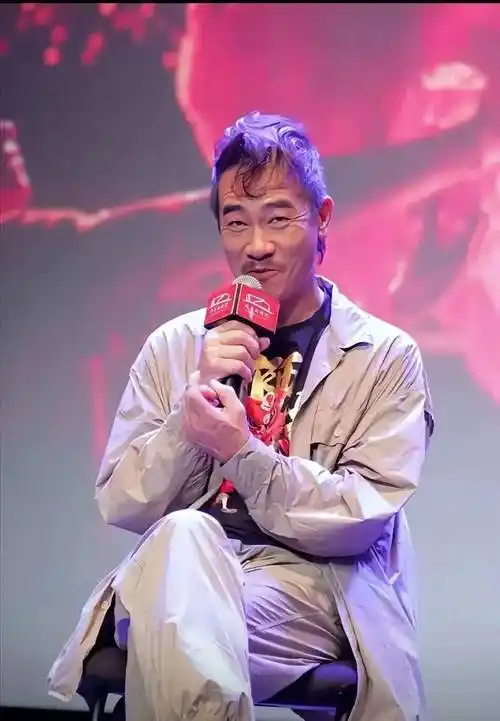 陈小春近照曝光,本人皱纹明显好似小老头,57岁和老婆差距大