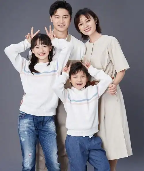 田亮叶一茜一家四口逛街,森碟个子快赶上妈妈【爱哟网】