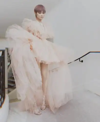 v领的设计给李宇春更添加了一丝妩媚的感觉,脚上的高跟鞋也是如此的