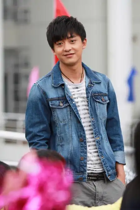 > 正文  新浪娱乐讯 近日,演员李佳航"霸占"开年荧屏,《天生要完美》