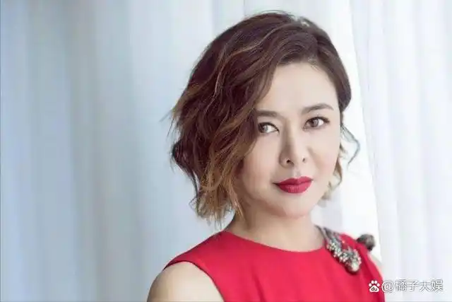 香江第一美人关之琳:素颜出镜肤色暗沉,59岁面部松弛显老态