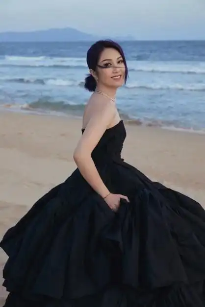 杨千嬅穿抹胸礼服扎低马尾慵懒随性