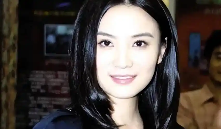 年轻时候的宋佳,运气很好,在大学的时候就拍摄了不少的作品.