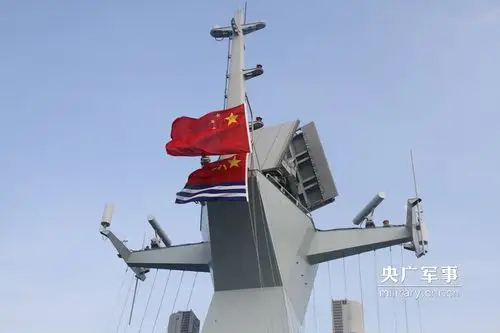 中国海军550编队举行升旗仪式 为成立67周年庆生_凤凰资讯