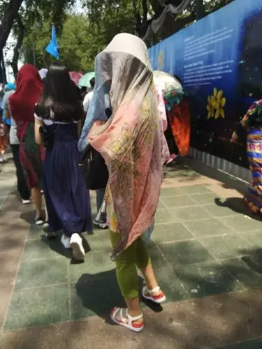 在烈日下以丝巾蒙面,被同伴笑称"蒙娜丽莎".