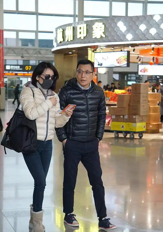 俞飞鸿与男性好友同行一路热聊十分亲密 妆容随性大方显女神范儿